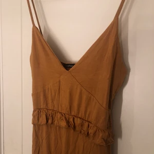 Sommarklänning - En orange klänning i lent och strechigt material, inte använd