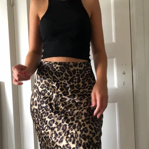 Leopard kjol - Snygg leopardkjol i glansigt tyg🐆 knappt använd o i väldigt bra skick.