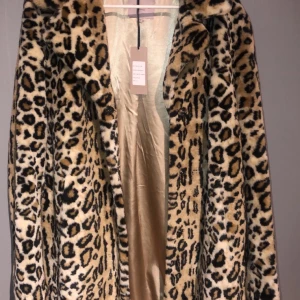 Leopard kappa storlek 34 men passar även 36 - Säljer en super mysig snygg kappa, aldrig använd köpt på Ullared för 600:- passar perfekt när hösten börjar tränga sig på😍👌 köparen står för frakt