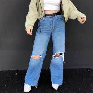 Idun wide jeans - Intressekoll på dessa fina idun jeans!!! Butikspris är 599kr, jag köpte byxorna oanvända på plick med lappen kvar. Har klippt av byxorna själv längst ner. Kan tänkas sälja vid bra bud. Skriv för info/mer bilder💕💕