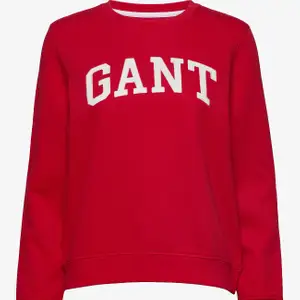 Röd tröja från Gant med Marinblått tryck. Tröjan på första bilden visar modellen på tröjan men tröjan jag säljer har istället marinblå text. Fraktar eller möts i Stockholm. För fler bilder eller vid frågor, hör gärna av dig❤️