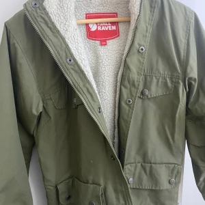  Fjällräven jacka dam - En grön Fjällräven jacka som är fodrad och perfekt nu till vintern. Jackan är använd ca 5-6 ggr så den är i väldigt fint skick. Säljer pågrund av att den ej används något mer. Stl XXS (men funkar perfekt till XS oxå) 
