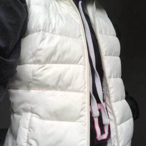 Vest från Hollister, L barn - Väldigt fin och varm vest från Hollister med fluff på insidan. Använd fåtal gånger tvättat en gång. Storlek L i barn men motsvarar XS/S i vuxen. Inköpt i USA. Säljes för 170kr inklusive frakt eller bud💖