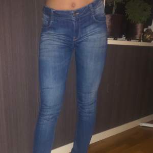 Levis jeans modell 711 skinny, lågmidjade och justerbar midja. Säljer för 200 kr + frakt💖