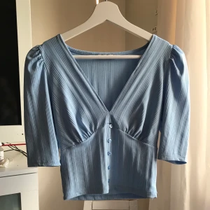 💙Blå topp💙 - Ljusblå topp från stradvarius✨ Lägg bud från 50kr💞 frakt 22kr