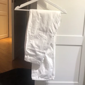 WEEKDAY jeans  - Vita, raka, högmidjade jeans från WEEKDAY modellen ROWE. Storlek W26 L32