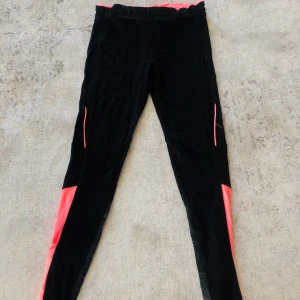 Träningstights i strl XS - Supersköna träningstights köpta från stadium. Fräscha och sitter bra på. Säljes för 120kr+ frakt
