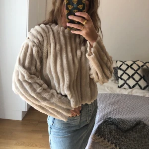 Gosig tröja  - Mjuk beige tröja från zara storlek small. Frakt 55 kr tillkommer. 