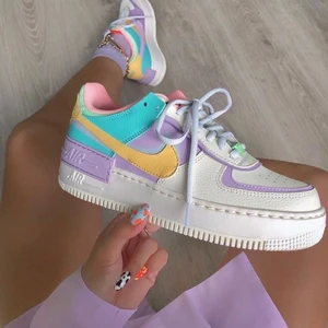 Air Forex 1 shadow pastel - Iprincip helt oanvända, Max 3 gånger. Slutsålt överallt. Har ett väldigt högt andrahandsvärde och vill du ha fler bilder är det bara att höra av sig!💖  SJÄLVKLART ÄKTA!! Köpta på footlocker