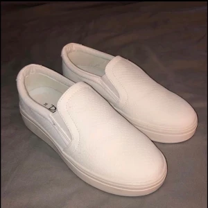 Ej använda nelly skor  - Dessa snygga skor skulle varit mina studentskor, men det blev inte så! Aldrig använda och i väldigt bra skick! <3 frakten ingår i priset 