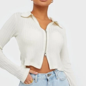 Söker!! - Söker denna tröja eller liknande i vit, grå, svart. Hör gärna av er om ni har denna! Byter mer än gärna mot något💕