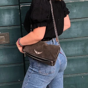 Zadig voltaire väska - Zadig väska, grå mocka. ÄKTA! Köpt för 3000kr men den är använd som ni ser, har dock nt använt den på väldigt länge, så den är fortfarande väldigt fin men lite solblekt💕😍 pris kan diskuteras vid snabb affär