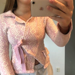 Fin rosa kofta - Mjukt material ej stickig, väldigt sparsamt använd. Köpte för länge sen då det var en trend men använde nästan aldrig den. Den har krage snörning och fickor. 💕