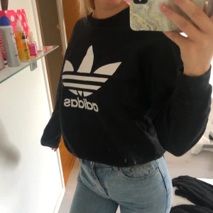 Adidas sweatshirt  - En adidas sweatshirt, köpt i london för 3 år sedan men knappt använd! Storlek S 