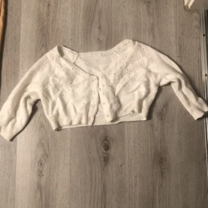 Cropped white cardigan  - Cropped white cardigan very cute girly crop top/cardigan. Köparen står för frakten!!