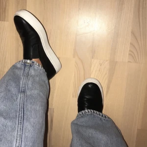 Superfina skor från Dasia - svarta låga slip on skinnskor (äkta) som passar perfekt till hösten, säljer pga att jag har ett par likadana. Använda men väldigt sparsamt, lite smuts på den vita sulan därav de låga priset, köpare står för frakt🥰