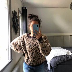 Så mysigt leopardtröja - Fluffigt, mjukt material, leopard mönster, perfekt hösttröja