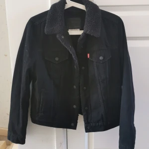 Levis jeans jacka stl S - Snygg levis jeans jacka stl S med foder i, som ny. Köparen står för frakten, går att köpa nu 550kr