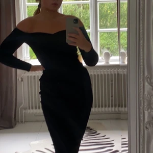 Bubbelroom x Molly Rustas🦦💕💖 - Sååå snygg tight ribbad svart klänning. St xs/s men passar mig som brukar ha s/m. Stretchiga alltså. 💕🌸💖