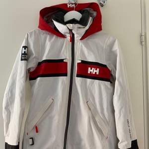 Vint/vinter jacka ifrån Helly Hansen! Kommer tyvärr inte till användning längre för mig🥺 skulle säga att den passar folk med storlek XS-M