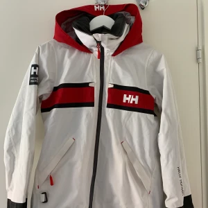 Helly Hansen jacka - Vint/vinter jacka ifrån Helly Hansen! Kommer tyvärr inte till användning längre för mig🥺 skulle säga att den passar folk med storlek XS-M