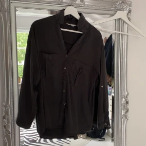 Svart skjorta från Zara - Svincool skjorta från Zara. Jätteskönt material. Stl S