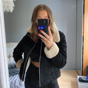 Fluffig jacka - Intressekoll på världens skööönaste och varmaste jacka i princip helt ny då den tyvärr inte kommit till användning! Svart typ mocka material med otroligt mjukt fluff (fake såklart) i hela jackan samt fickorna. Passar S-M. Nypris 700kr. Säljer vid bra bud!