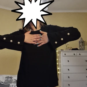 Holly Bracken blus oanvänd - Lappen kvar med nypris 599 kr. Katt finns i hemmet