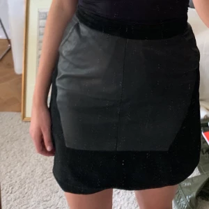 Kjol- Oasis - Kjol i både mocka och läder! Sparsamt använd. Perfekta höstkjolen.