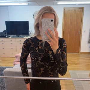 Gina Tricot Top - Långärmad svart spetstop i storlek xs från Gina Tricot. Jag har använt den en gång och jag säljer den just för att den inte kommit till användning hos mig. Jättefint skick! Köparen betalar frakten på 45kr.