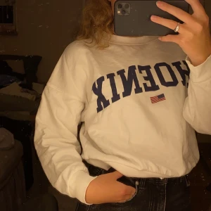 Collegetröja  - Collegetröja med tryck, knappt använd men lite skrynklig. Strl S men passar även XS