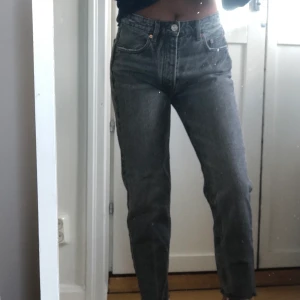 Gråa straight cropped jeans - Säljer dessa gråa zara jeans som är slutsålda i strl 36 då dom nt längre Kmr t användning. Inga skador elr slitningar, bra skick. Kostade från början 300. Frakt 60 elr mötas.