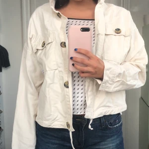 Vit vårjacka - Vårjacka i en vit/créme färg. Med Leo knappar. Från stradivarius för ett år sen använt väldigt varsamt (nyskick) storlek M (inte tight mer oversize)