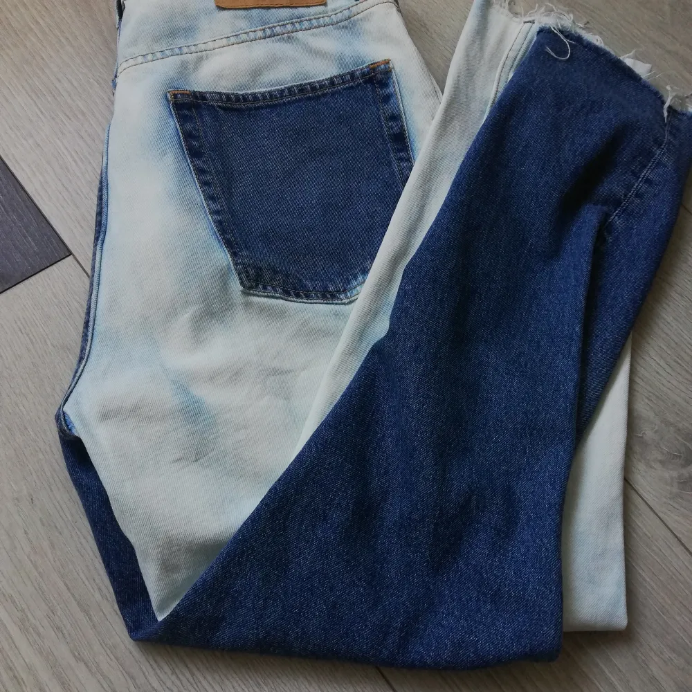 Mom jeans som är lite förstora för mig. Blekte dem själv därav En liten bleknings fläck på den blåa sidan. Aldrig använd. Min midja är 60cm och är 171 lång. Jeans & Byxor.