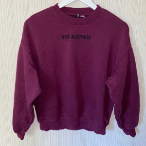 Sweatshirt med tryck - Jag säljer min mjuka sweatshirt som inte använda så ofta. Texten står Not Avarage med svart och själva tröjan är i Mörk Lila. Skönt och ganska mjuk sweatshirt med coola detaljer i baksidan (rygg och ärmarna).