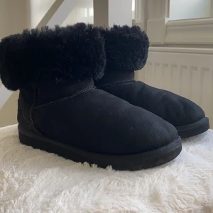 Uggs  - Säljer nu  mina fina uggs. Säljer  pågrund av att de inte är min stil längre. Uggsen är i ett riktigt fint skick och är använda enstaka gång. De har inga vattenfläkar där fram. Man kan både ha de nervikta eller uppvikta. De är i storlek 34 men stora i storleken skulle säga att de passar en 36. Frakt ingår i priset. Ny pris 2 299 kr✨ om ni vill ha fler bilder eller undrar något är det bara att höra av er! 