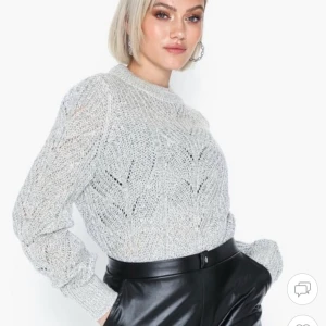 Stickad tröja - Grå stickad tröja, knappt använd. Köpt för 359:-