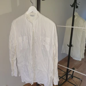 Vit linneskjorta  - Vit linneskjorta lång ärm