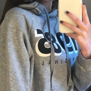 Snygg hoodie - Jag säljer en snygg grå hoodie i storlek S! Bra skick! Frakt 30kr (totalt 95kr) 🤍