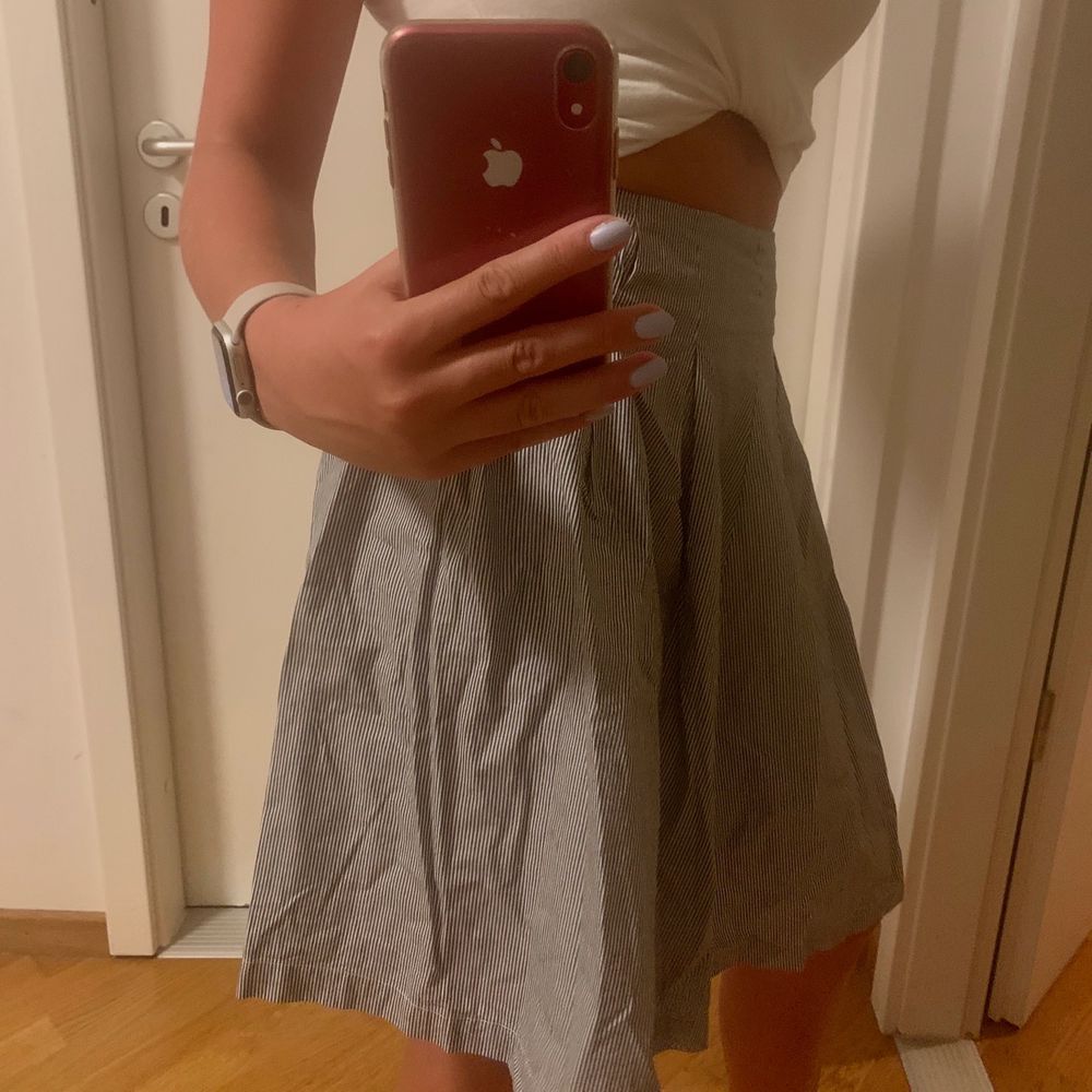 Supersöt knälång kjol från okänt märke (frk.) i strl 38 säljs då den är förstor för mig. Den är i skjortmaterial med små små ränder i vit och mörkgrå/svart. Pris exkl frakt. Kjolar.