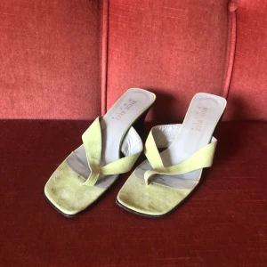 Sandaletter - Gröna sandaletter med kitten-klackar i strl 37, men lite stora i storleken så passar 38 med. Frakt 60kr.