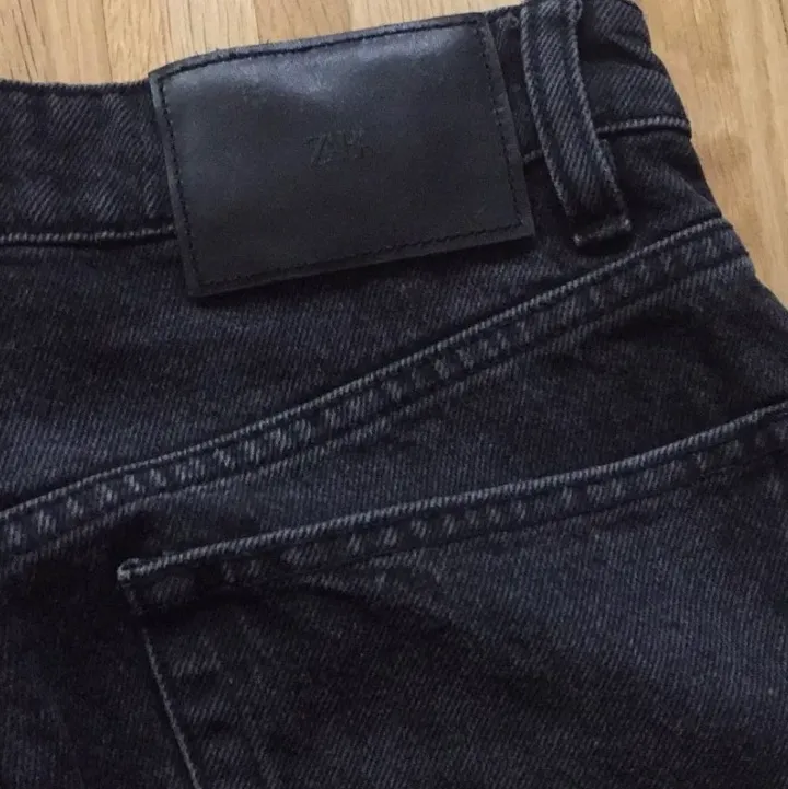 Säljer dessa otroligt snygga svart jeans från Zara, då jag har lite för många svarta jeans. De är nästan helt oanvända. Köpte de för några veckor sen och har bara haft på mig de 2 gånger. Även jättebekväma och sitter jättefint på! Skriv för mer info!!❤️🥰. Jeans & Byxor.