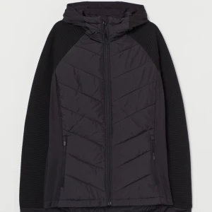 Svart träningsjacka H&M storlek L - Bra och snygg svart träningsjacka från H&M storlek L. Hög krage samt huva, vadderad på fram och baksida, ärmarna är trikå med en insida av fleece. Mycket skön och i bra skick! Fraktkostnad tillkommer💕