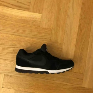 Sneakers - Nike - Använda ett fåtal ggr. Stl 40, men är små i storleken, så passar en stl 39 bättre!  Kan mötas upp i Sthlm 