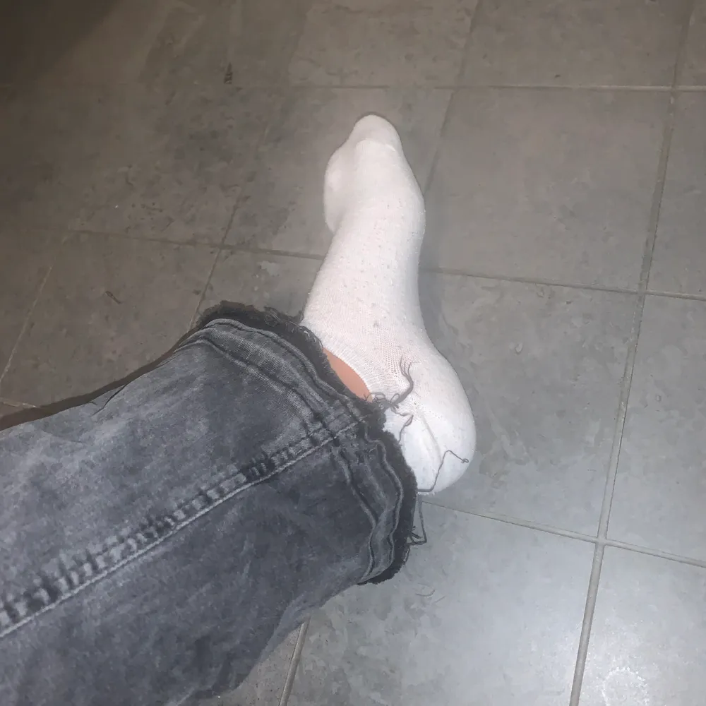 Skiiitsnygga bootcut jeans med ruffig kant längst ned i en perfekt grå färg från Gina Tricot. Strl är M men skulle säga att den är mer åt S hållet. Superstretchigt tyg. Pris exkl frakt. Jeans & Byxor.