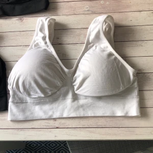 Bh - 2 svarta 1 vit Oandvända stl M