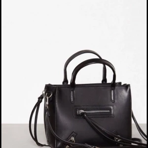 Zip Väska från Nelly  - Väska från Nelly i okej skick, nypris 400