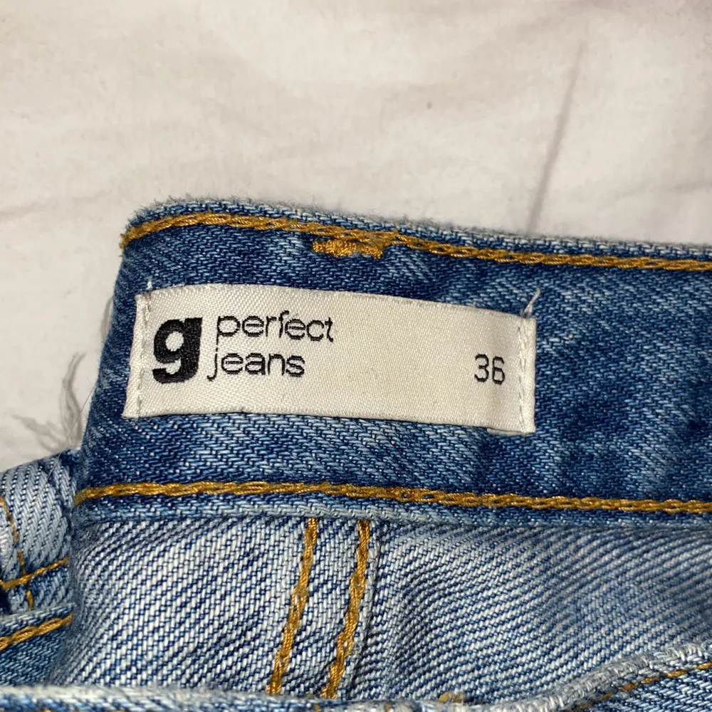 snygga mom jeans med hål på knäna från gina tricot. säljer eftersom de inte riktigt passar min stil längre. frakt tillkommer💕. Jeans & Byxor.
