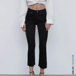 Snygga svarta jeans från Zara som har blivit försmå för mig!!🌸 🌸 Dem två första bilderna är lånade 🥰