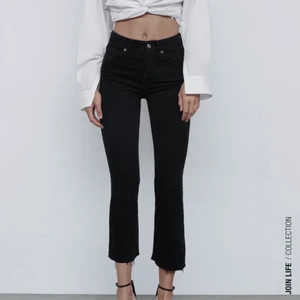 Svarta Jeans- Zara  - Snygga svarta jeans från Zara som har blivit försmå för mig!!🌸 🌸 Dem två första bilderna är lånade 🥰